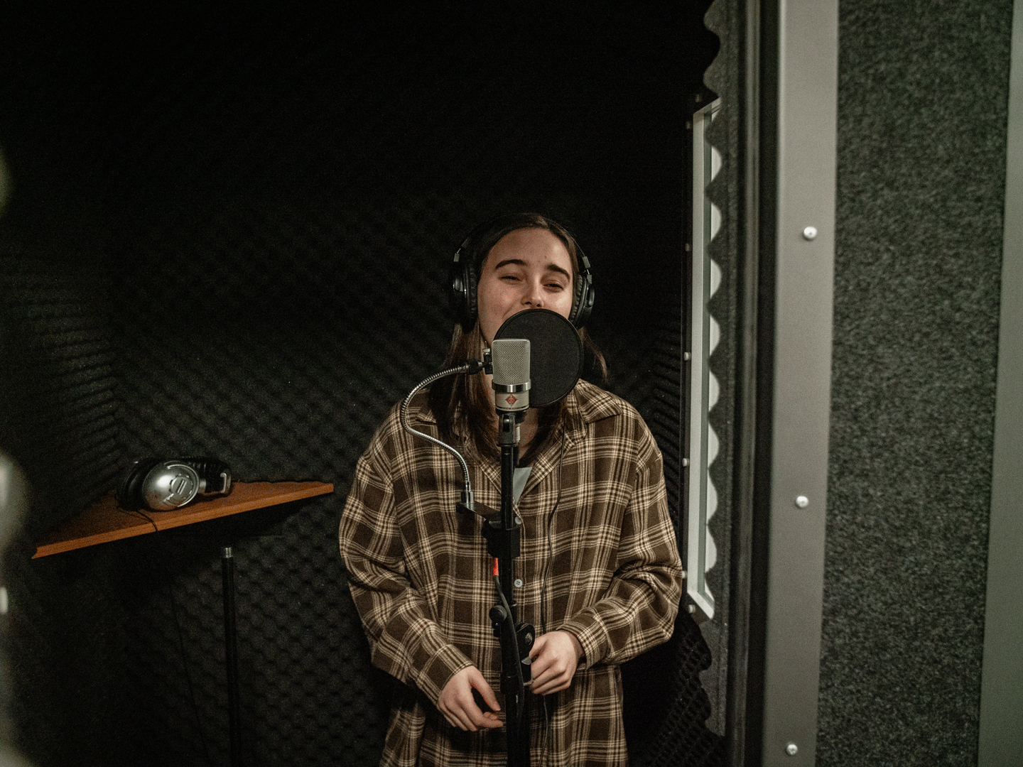 Student-singing-in-vocal-booth