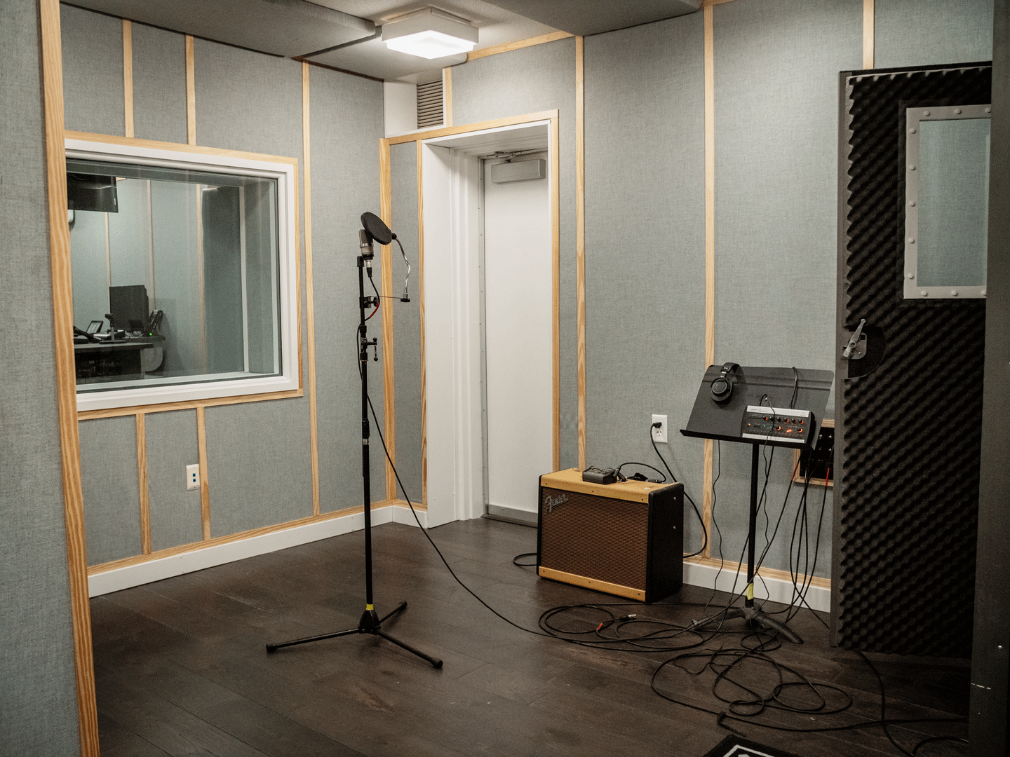 Vocal-Mic-and-recording-room